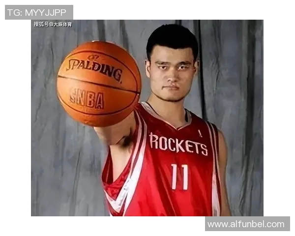 姚明随意投篮展现篮球魅力引发球迷热议与回忆